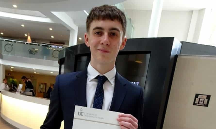 استيقاظ مراهق بعد عام من غيبوب...