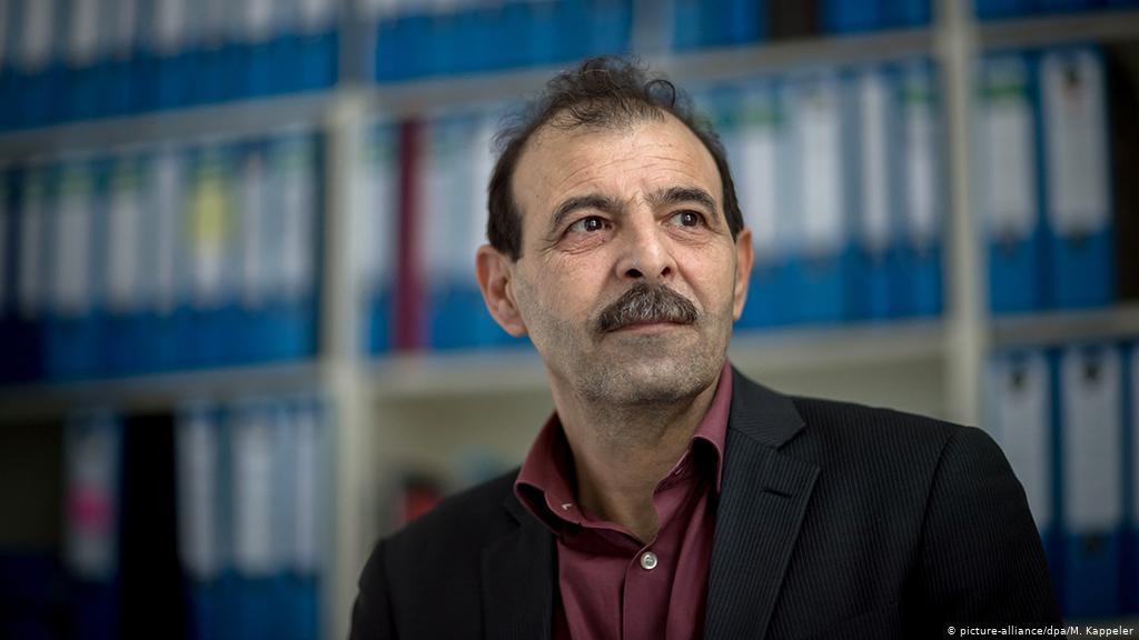 أنور البني يحذر من الانجرار ور...