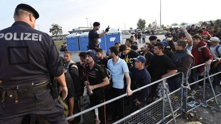 بينهم سوريون.. لاجئون يروون قص...