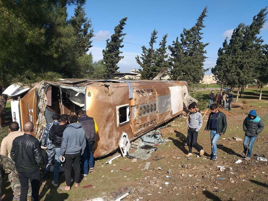 مقتل فتاة وإصابة 23 شخصا بانقل...