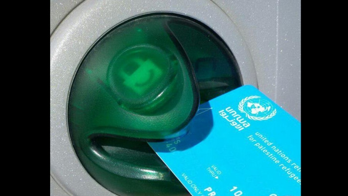 "الأونروا" تمنح اللاجئين الفلس...