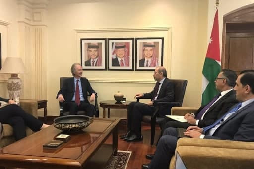 وزير الخارجية الأردني يبحث مع...