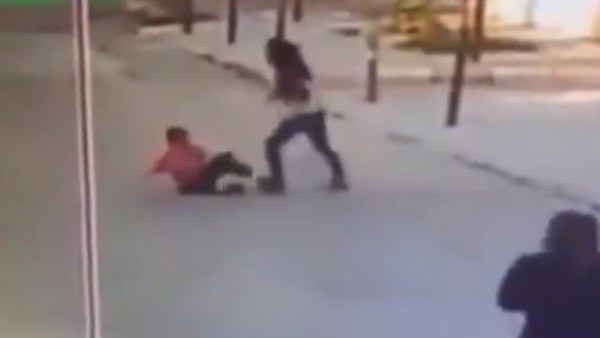 معلمة لبنانية تعتدي بوحـشية عل...