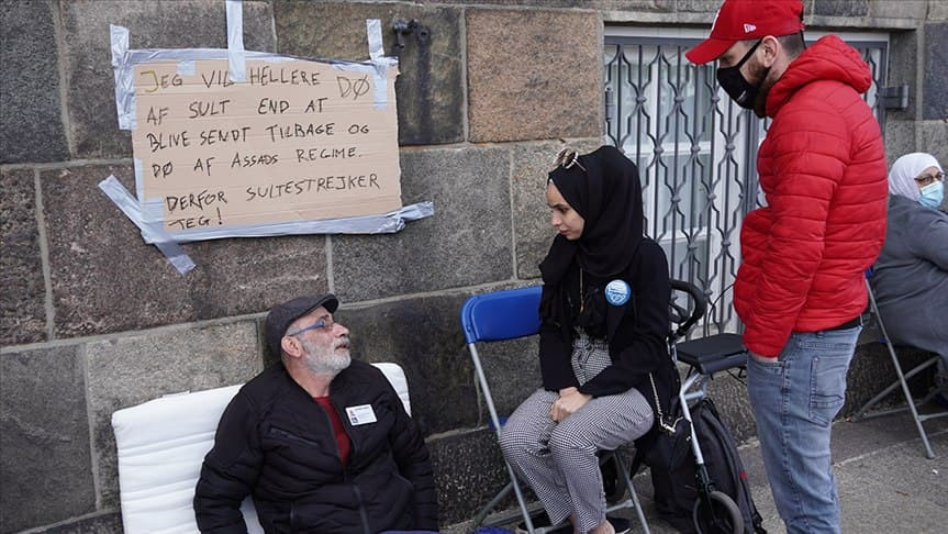 احتجاجا على ترحيل مواطنيه.. سو...