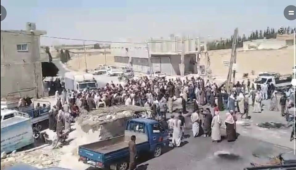 لليوم الثاني.. محتجون في منبج...