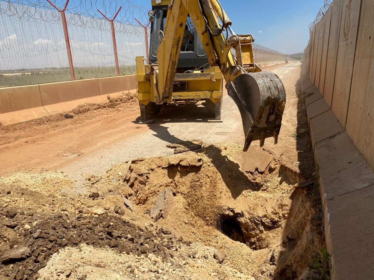 تدمير نفق يمتد من داخل الأراضي...