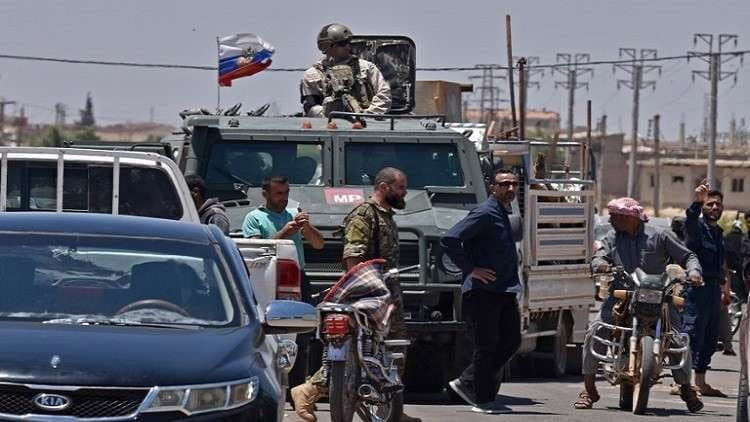 ضباط روس يبحثون مع ضباط النظام...