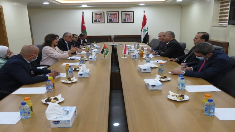 مسؤولون من النظام يبحثون في ال...