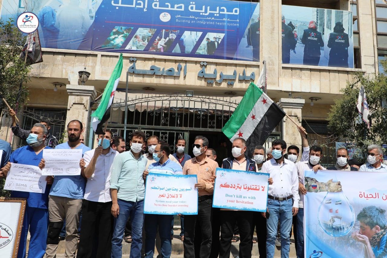 وقفة احتجاجية للكوادر الطبية و...