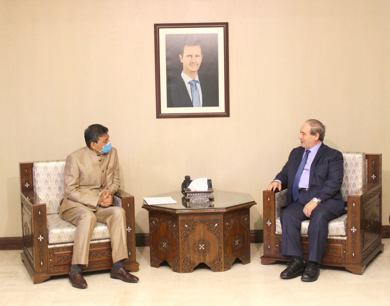 وزير خارجية النظام يتسلم أوراق...