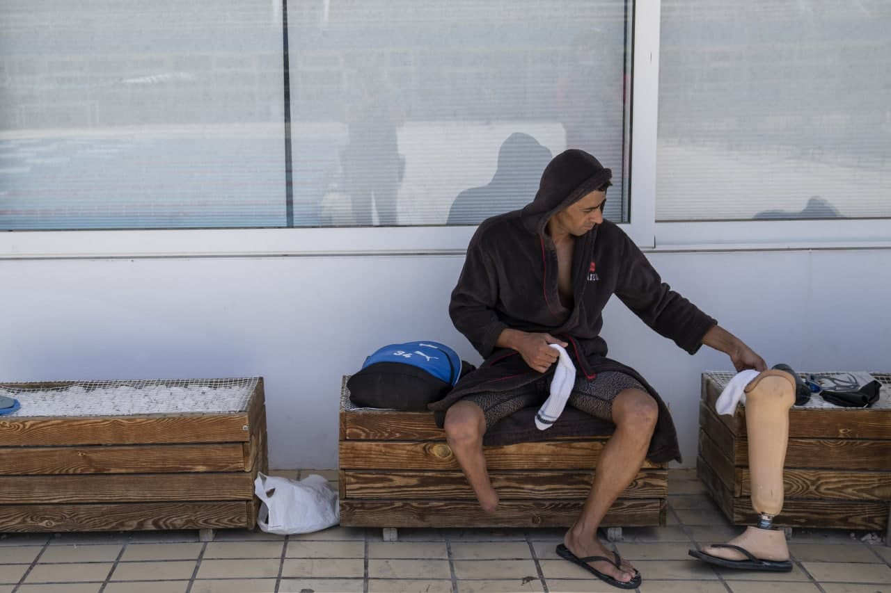 قصة لاجئ سوري فقد قدمه بالحرب...