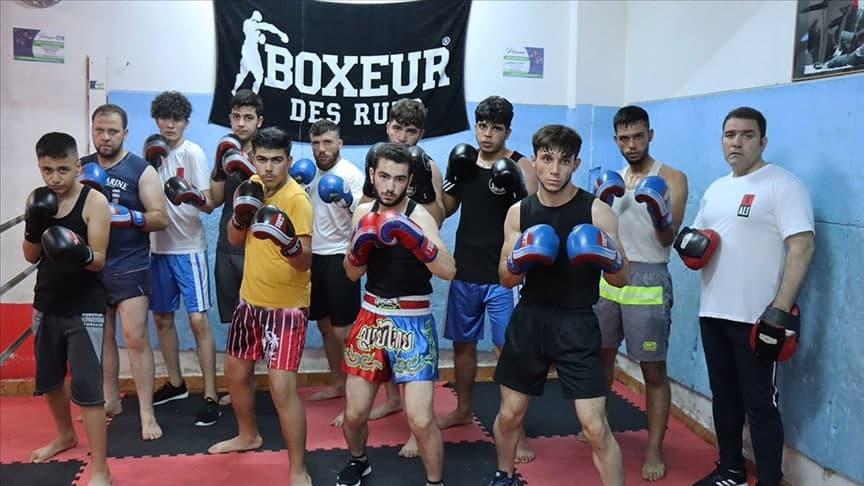 بعد 8 سنوات من اللجوء.. ملاكم...