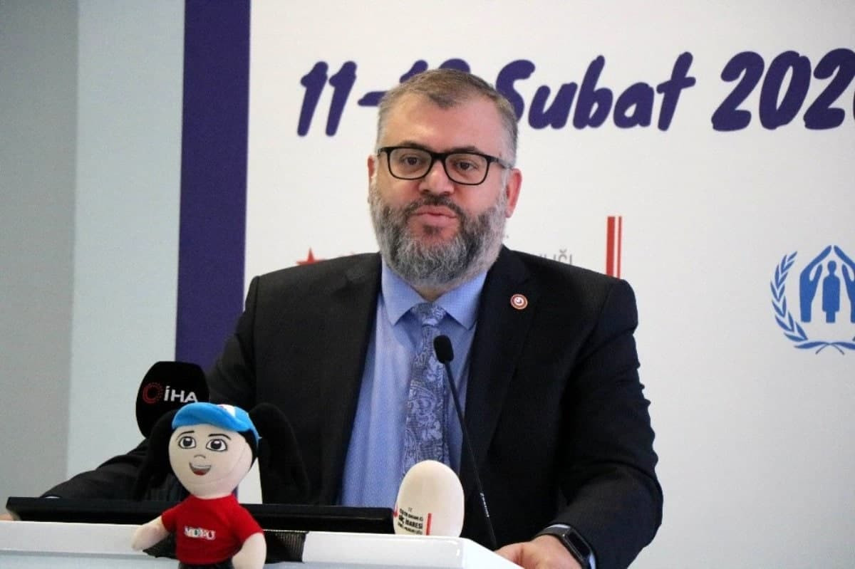 مسؤول بدائرة الهجرة التركية يع...