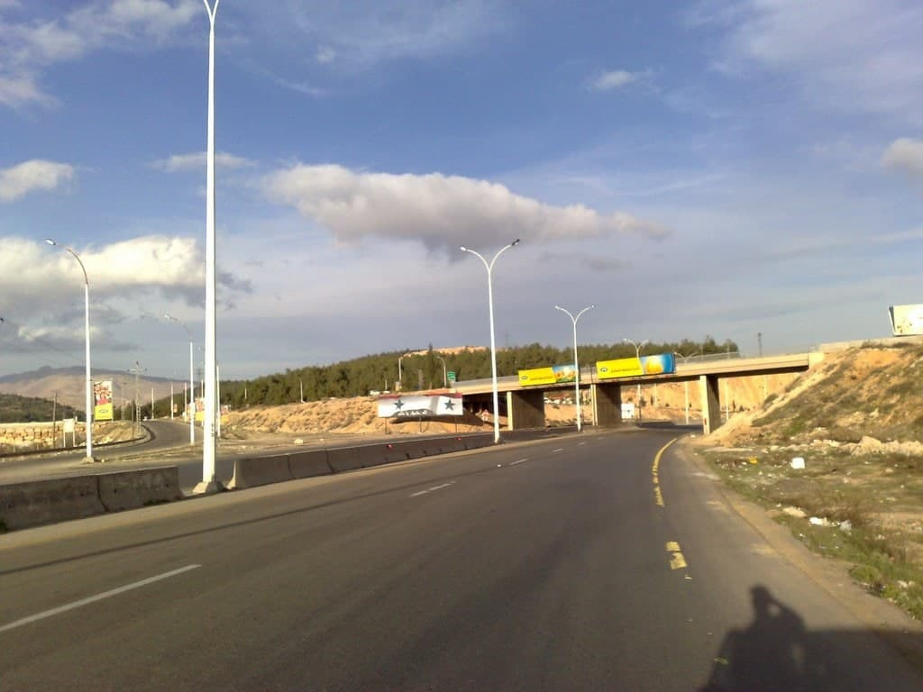 حادث سير يودي بحياة شخص على طر...