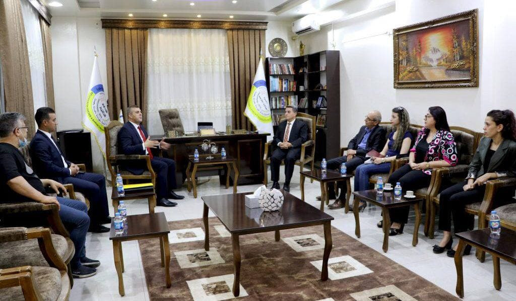 وفد من السلطة الفلسطينية يتسلم...