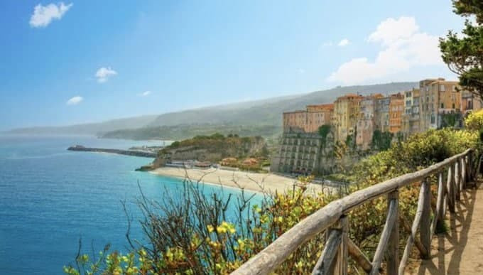 قرى إيطالية تقدم عرضا سخيا.. 2...