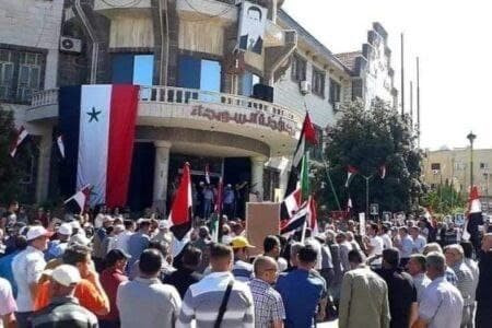 محتجون يقتحمون مؤسسة مياه السو...