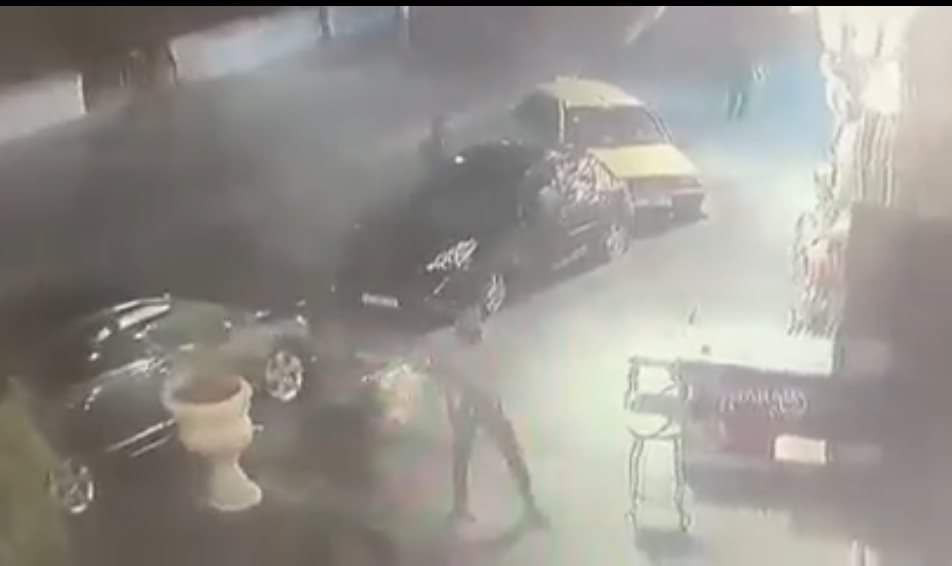 بالفيديو.. مسلـ.ـح يطلق النار...