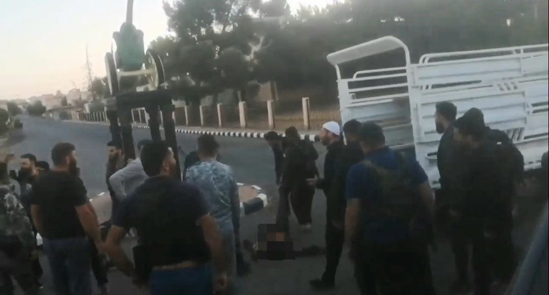 فصيل محلي يعلق جـ.ـثة مجهولة ا...