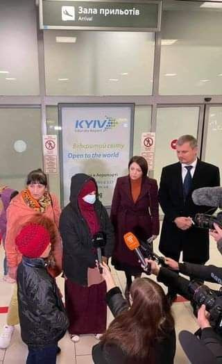 أوكرانيا تجلي خمسة من رعاياها...