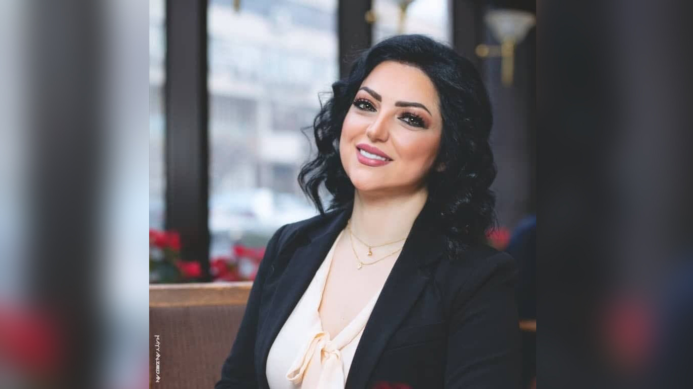 "تُعامِل السوريين كغرباء".. إع...