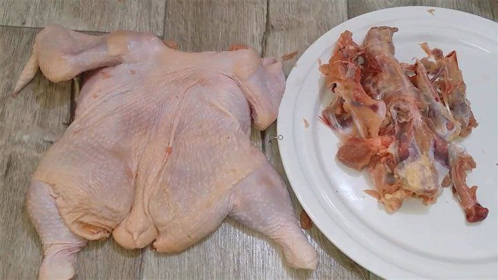 بسبب الغلاء.. سوريون في دمشق ي...