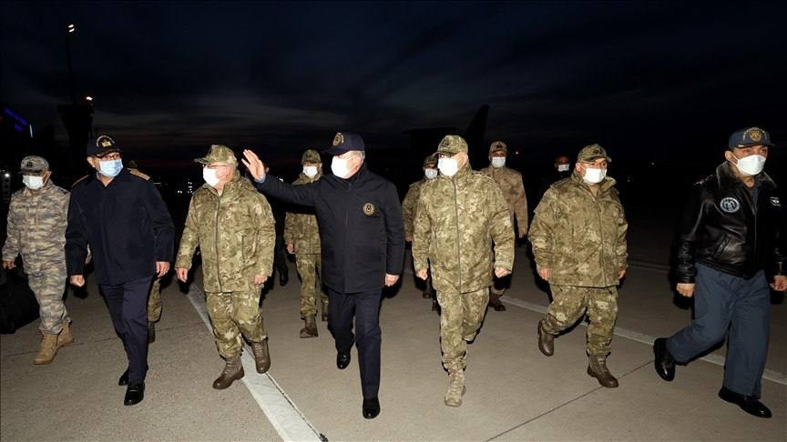 وزير الدفاع التركي يتفقد الوحد...