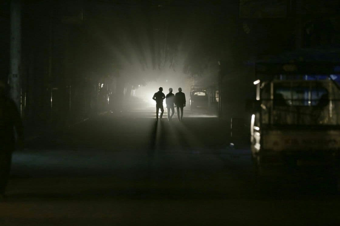 "تعفيش" الكابلات يُغرِق اللاذق...