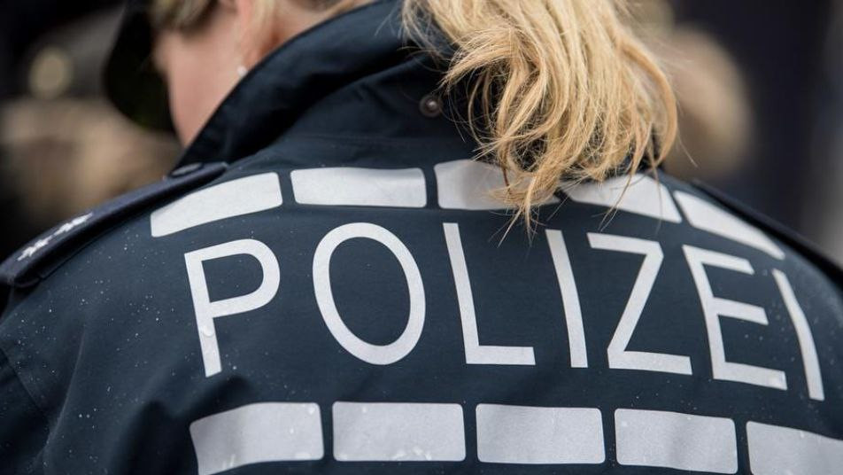 شرطية ألمانية تعشق سجينا سوريا...