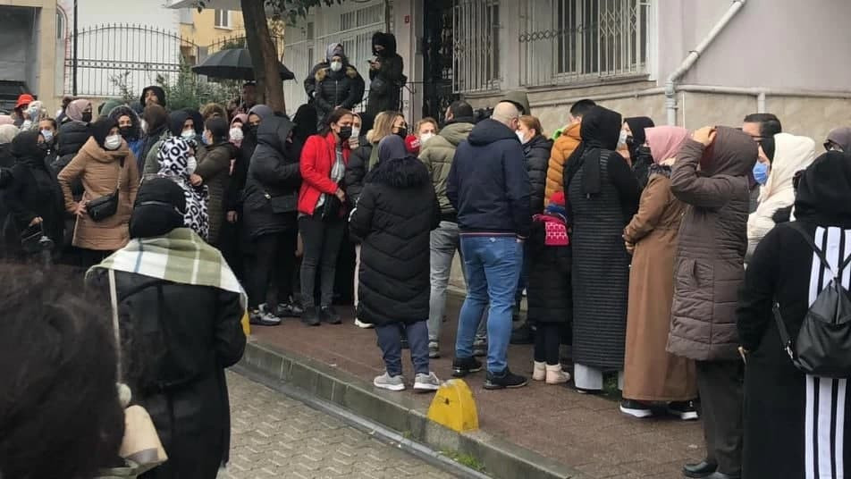 منهم طفلة سورية.. معلم تركي يت...