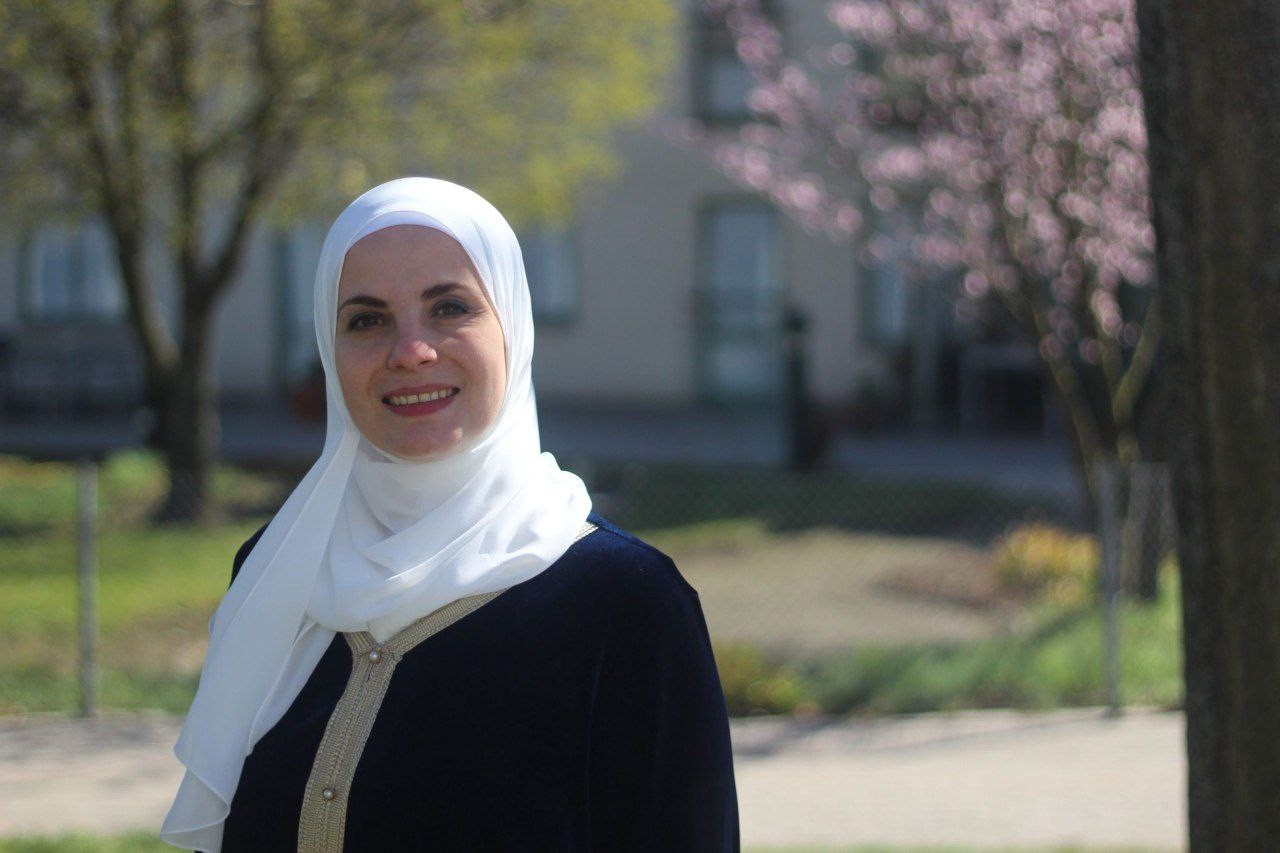 لاجئة سورية تستعد لخوض انتخابا...