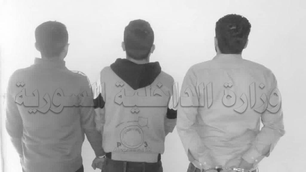 ثلاثة أشخاص"يطعنون" شاباً في ح...