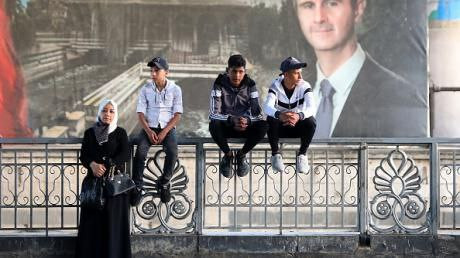 النظام يعتقل ذوي المعتقلين في...