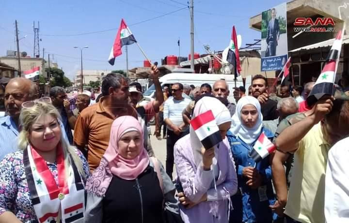 النظام يجبر الموظفين على الخرو...