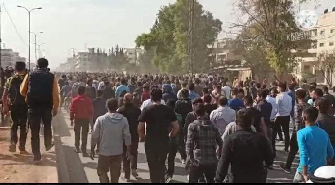 مظاهرة ضد "قسد" في منبج والفرقة الرابعة ترسل تعزيزات إلى مطار "منغ"