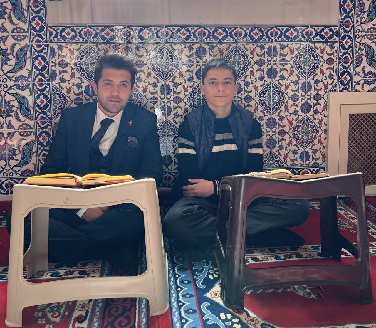 مواطن تركي يتكفل بتعليم فتى سو...