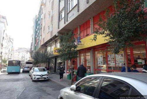 مجهولون يطعنون شاباً سورياً في...