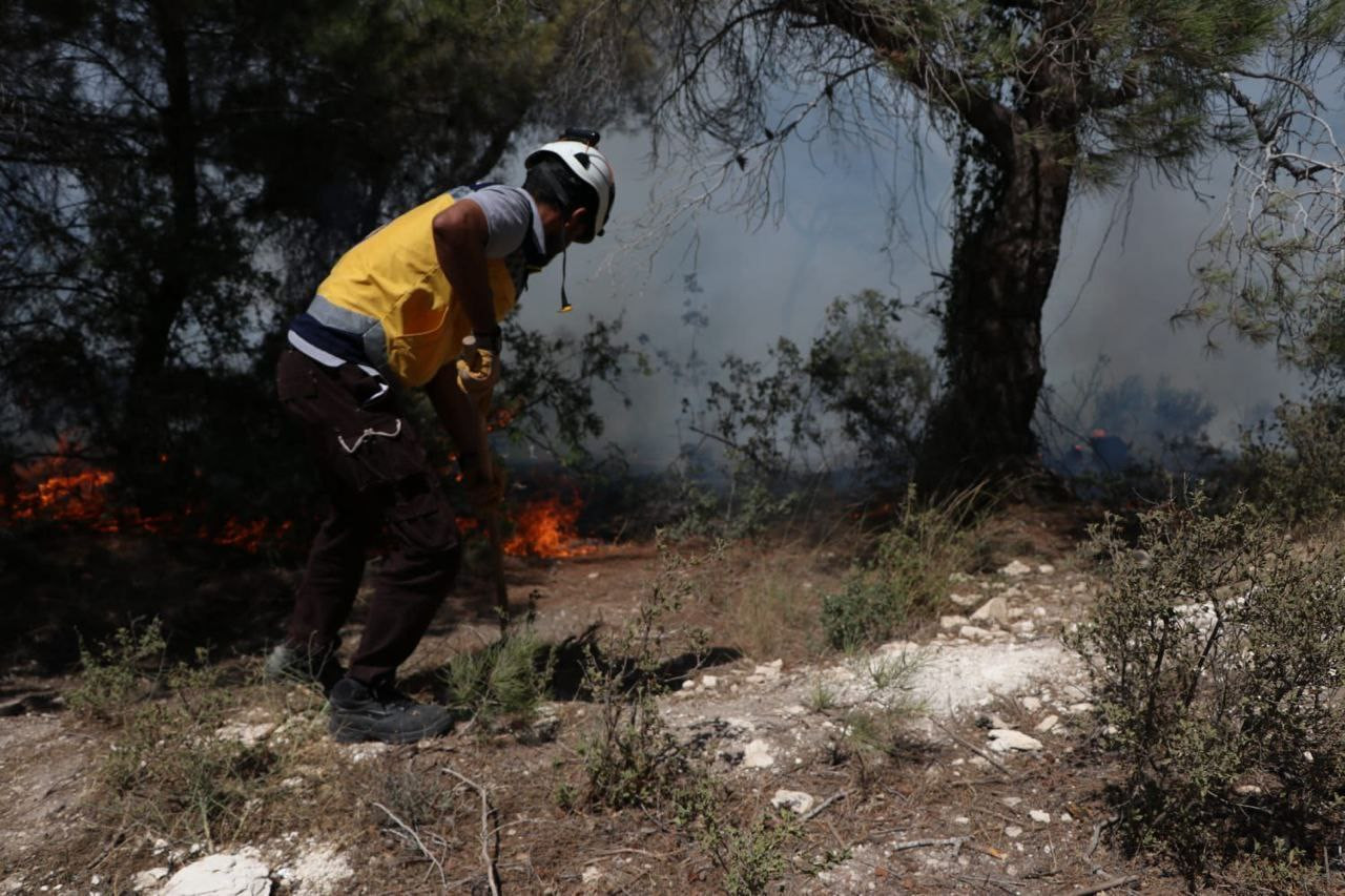 إخماد عدة حرائق اندلعت في إدلب...