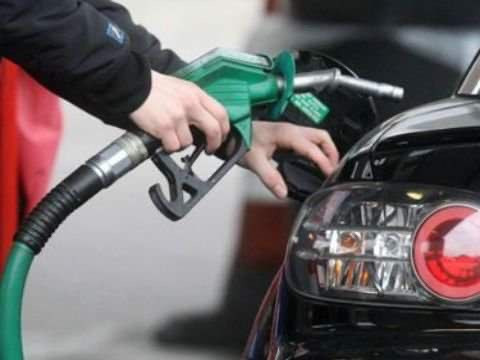 عضو في مجلس شعب النظام ينتقد قرار زيادة سعر البنزين