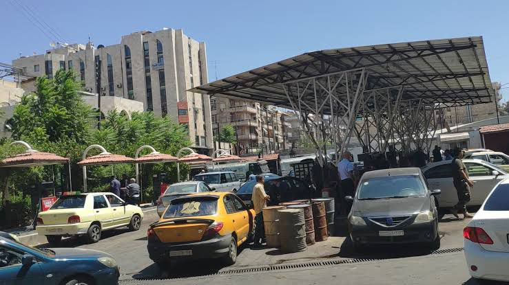 خلاف على دور البنزين يشعل مواج...