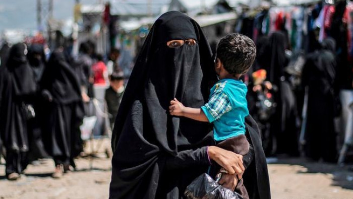 امرأتان وتسعة أطفال من داعش يص...