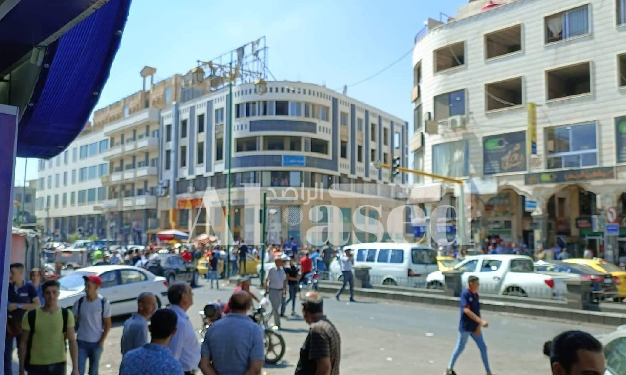 أبناء السويداء يحتشدون ويقطعون الطرقات احتجاجا على الواقع المتردي