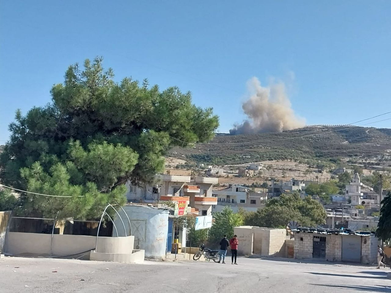 قصف مدفعي وجويّ مكثّف على إدلب