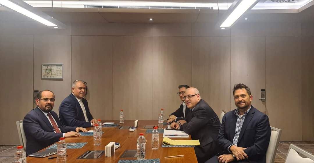 الحكومة المؤقتة تناقش مساعد وز...