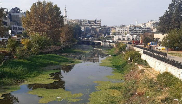 نهر العاصي يتحول إلى مكب نفايا...