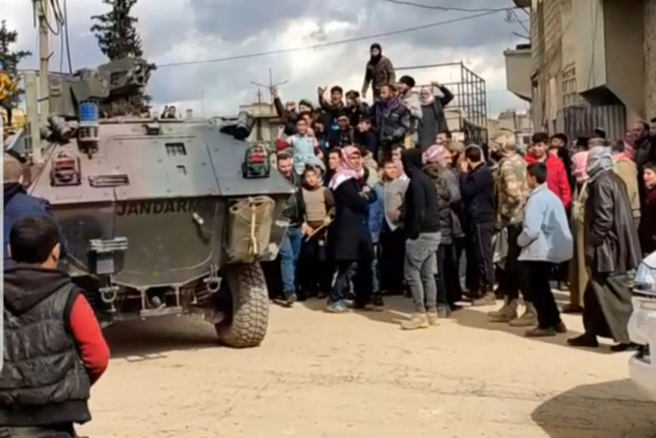 بعد مقتل ثلاثة أشخاص في مخيم ش...