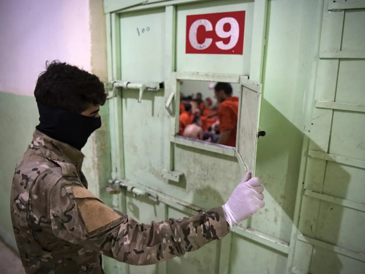 "قسد" تفرج عن 16 معتقلا في دير...