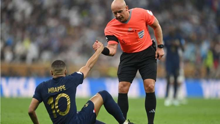 حكم نهائي كأس العالم يرد على ا...