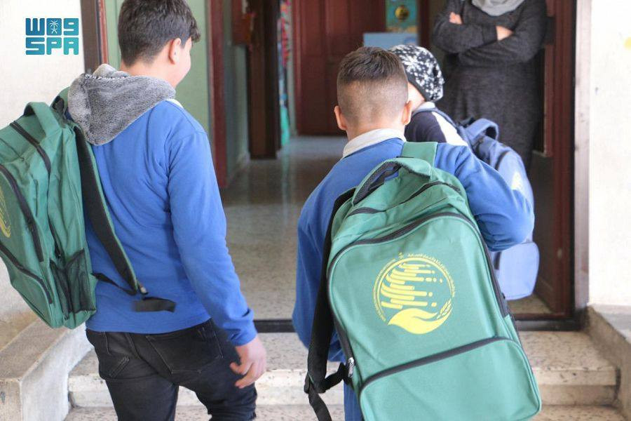 مساعدات سعودية للطلاب السوريين...