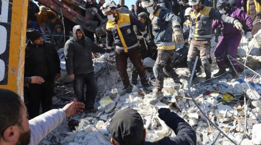 سوري يحفر بيديه في الركام بحثا...